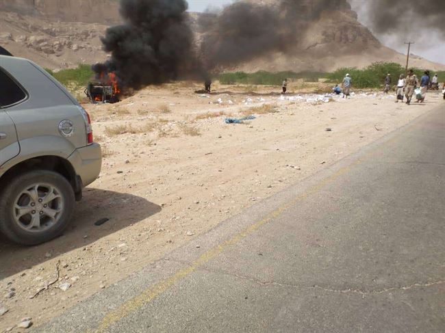 شاهد صورة.. سيارة محملة بالأموال تنقلب في سيئون والمواطنون يهرعون لجمعها