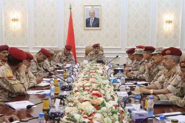 اجتماع عسكري يترأسه وزير الدفاع بعدن: جماعة لا تصدق بأي اتفاق لكننا استجبنا لمبادرة السعودية