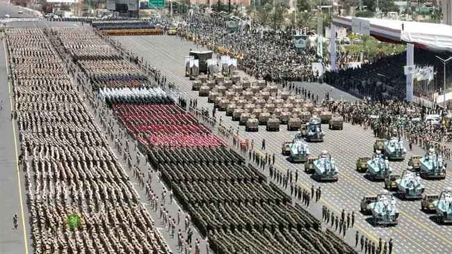 بالتزامن مع مفاوضات الرياض.. الحوثيون يكشفون عن 8 صواريخ في عرض عسكري شهدته صنعاء