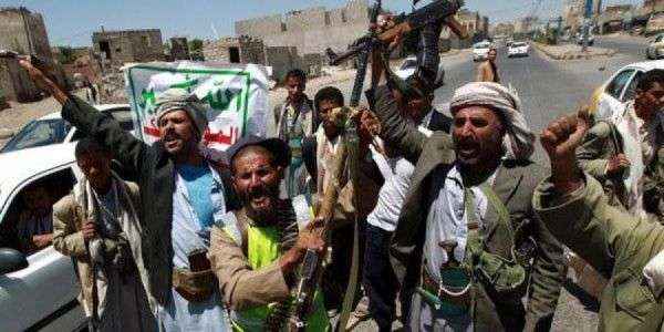 عناصر حوثية تعتدي بوحشية على ظافر وزوجته في شارع عام.. سقط جنينها وخُطف زوجها