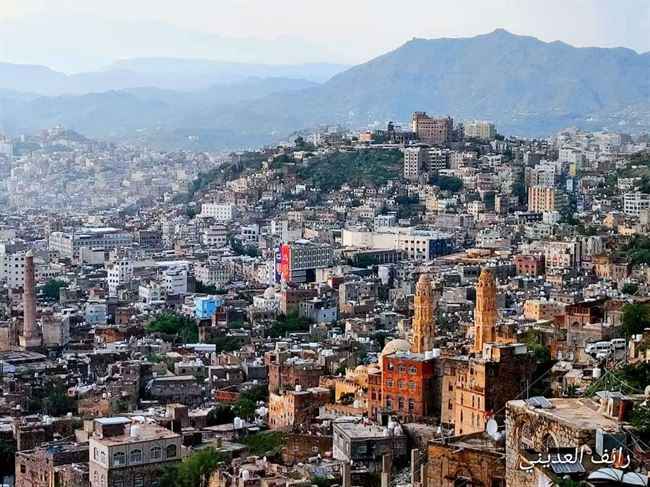 مدير قسم شرطة في تعز يستولي على مكتب البريد ويقتحم عمارة ويسجن سكانها