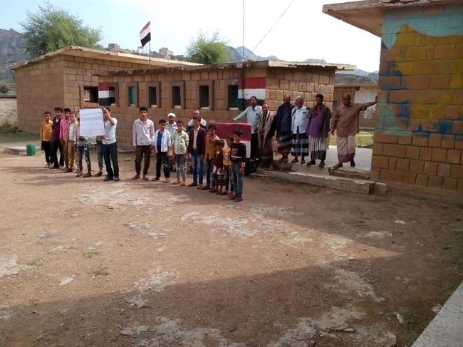 الحوثي يرفض صرف رواتبهم.. خيارات صعبة أمام المعلمين والطلاب في صنعاء