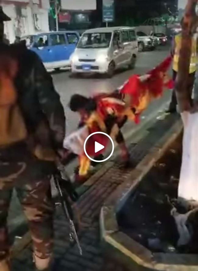 فيديو صنعاء المروع.. انتشار حوثي كثيف وإطلاق نار ونزع اعلام اليمن من المواطنين بعد إهانتهم