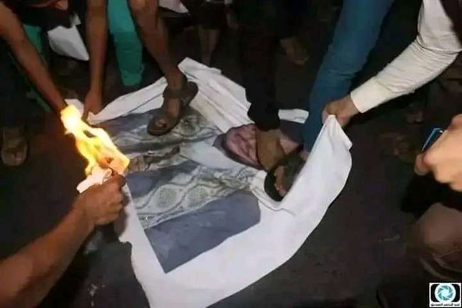 إحراق صور عبدالملك الحوثي في انتفاضة صنعاء.. شاهد اعتداء وحشي على شاب وسقوط جرحى واشتباكات