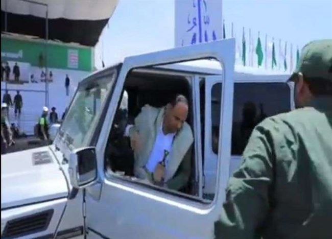 شاهد القيادي الحوثي الأول بالجماعة يسير على نصف مليون دولار أمام فقراء صنعاء