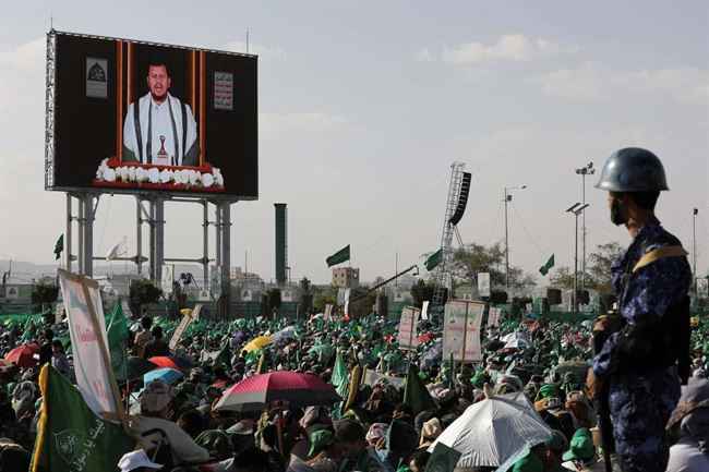 تغيير نظام الحكم وحل البرلمان والقضاء والدستور.. انتفاضة صنعاء تجبر عبدالملك الحوثي على التراجع