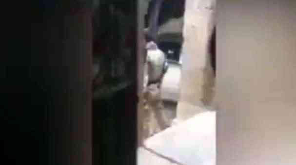 شاهد.. فيديو يوثق ابشع جريمة هتك وانتهاك حوثية لحرمة مواطن دون إعتبار لتوسلات النساء والاطفال