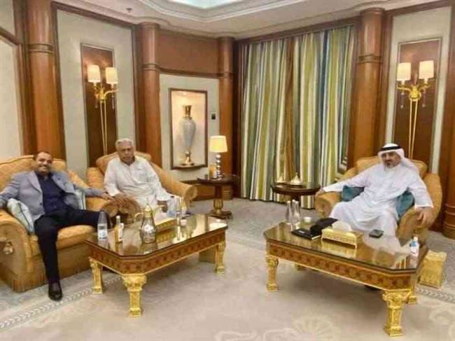 شاهد.. أول لقاء يجمع مدير أمن عدن الجديد وسلفه