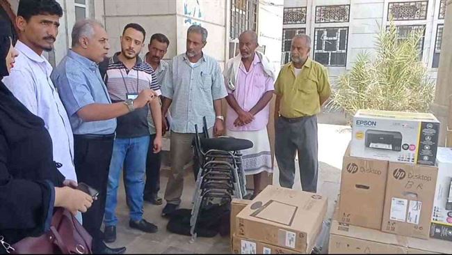 مدير عام البريقة يتسلم أثاث وأجهزة لمكتب الصناعة والتجارة بالمديرية