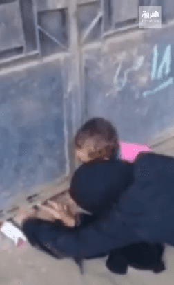فيديو يمزق القلب.. مصري يحبس والدته العجوز لمدة سنة بسبب معاشها