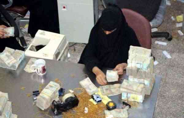 الريال يعود لأدنى مستوياتة ويفقد مكاسبه أمام الدولار