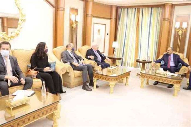 تفاصيل لقاء الزُبيدي وغريفيث