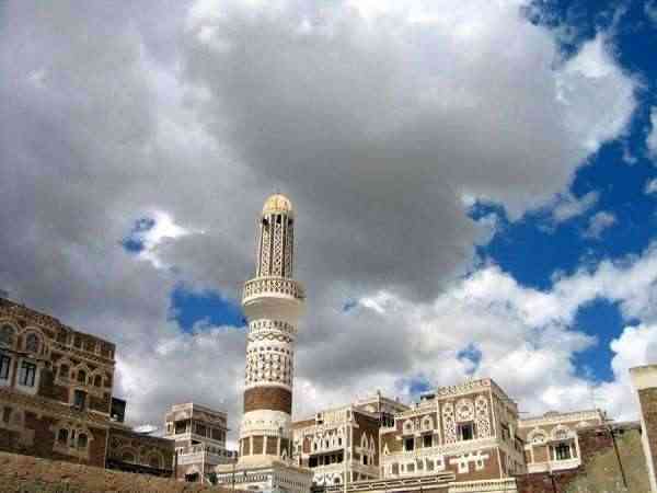 الحوثي ينتهك حرم أكبر جوامع صنعاء ويحوله إلى مشروع تجاري