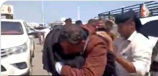 شاهد.. فيديو مؤثر لأم لحظة لقاءها ولدها المفرج عنه من سجون الحوثي