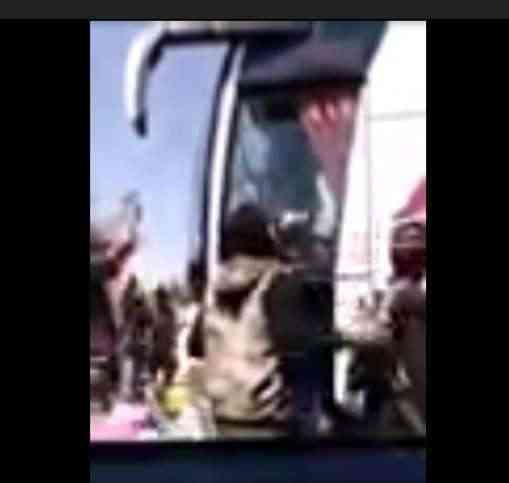 شاهد بالفيديو.. اسير حوثي عند وصوله مطار صنعاء يسأل من استقبلوه عاد زوجتي جالسة والا تزوجت