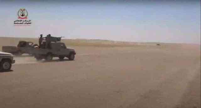 شاهد بالفيديو.. فرار جماعي لعناصر الحوثي في صحراء الجوف