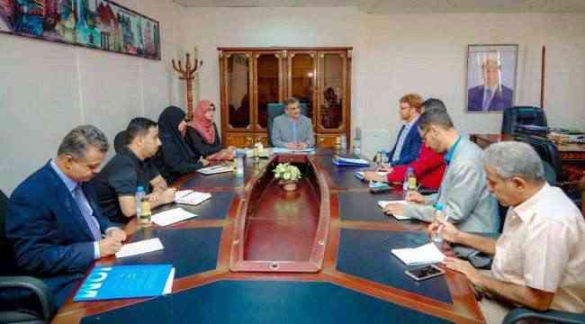 لملس يناقش آلية إعادة المهاجرين في عدن إلى بلدانهم