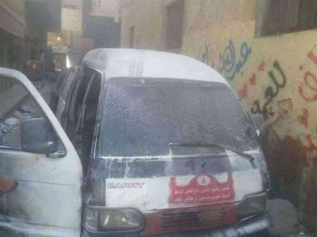 شاهد.. اندلاع حريق بحافلة ركاب وسط مدينة تعز
