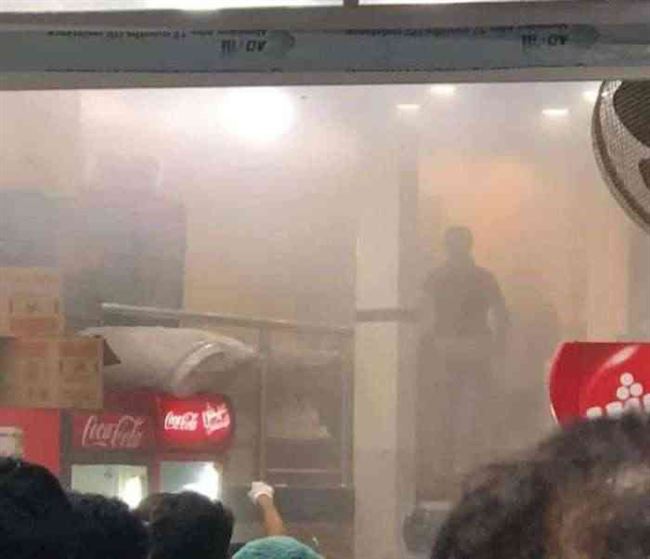 شاهد.. حريق هائل يلتهم أشهر مطاعم تعز