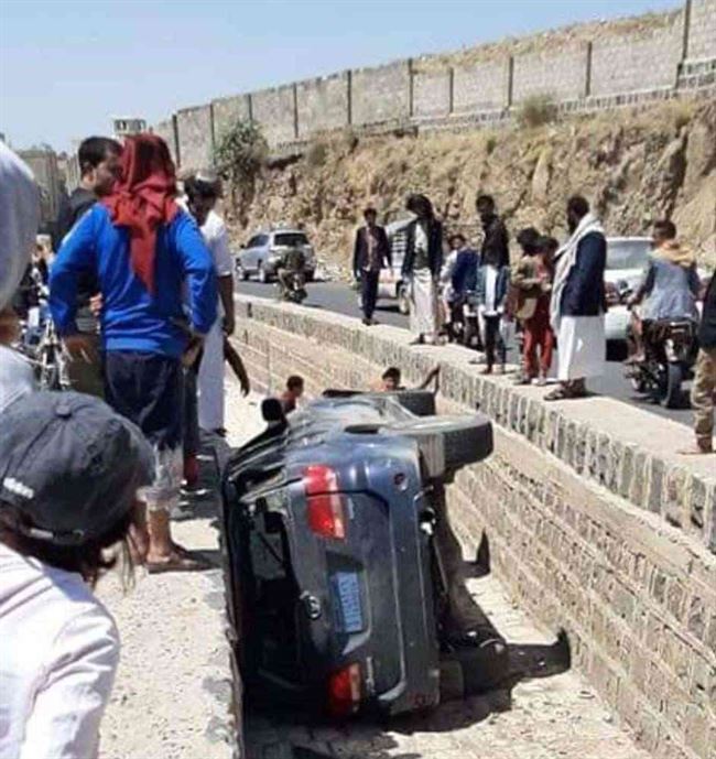 شاهد .. فقد السيطرة عليها في صنعاء وانقلبت من الشارع إلى داخل السائلة