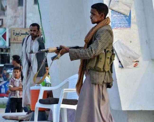 بعد غسل دماغه بأفكار طائفية .. مسلح حوثي يقتل ويصيب 7 من أفراد أسرته