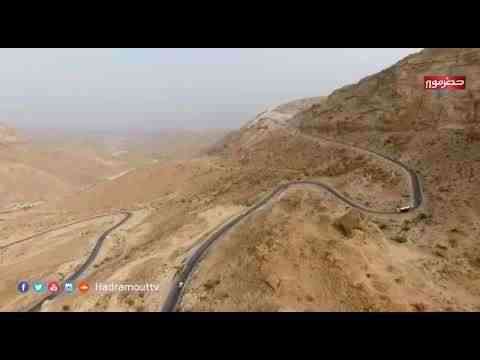 صورة .. إنقلاب شاحنة بيض من جبل شاهق في حضرموت والخسارة بملايين الريالات
