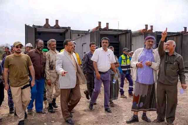 وصل مع فريق هندسي .. محافظ شبوة يؤكد حرص إدارته على تعزيز خدمة الكهرباء