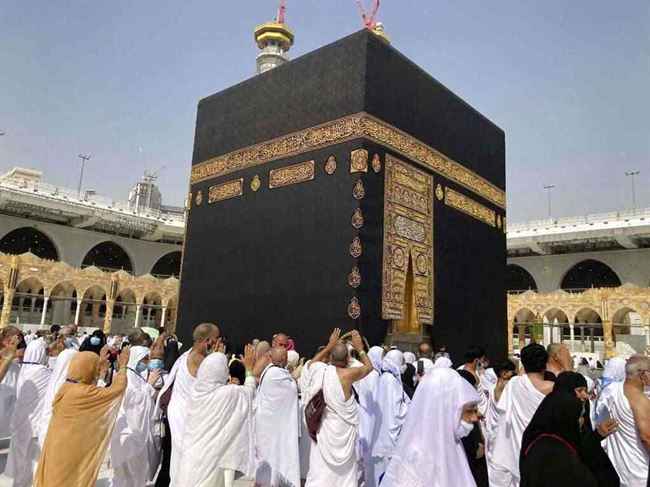 يمنية تسقط أمام الكعبة.. اكتشفت إصابتها بمرض نادر أثناء تأديتها مناسك العمرة