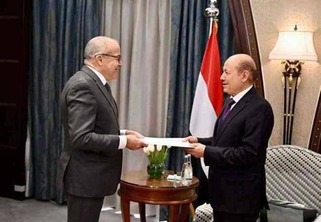 العليمي يتلقى دعوة من  الرئيس الجزائري لحضور القمة العربية