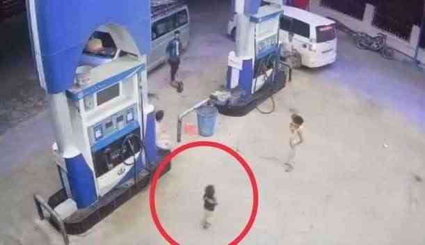 مشهد يحبس الأنفاس.. نجاة طفل من دهس وموت محقق بأعجوبة.. صور