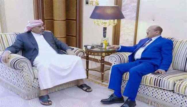 الزبيدي يلتقي محافظ البنك المركزي ويشدد على الإصلاحات المالية