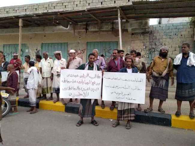 أبين : سائقو الشاحنات ينتفضون في وجه الجبايات