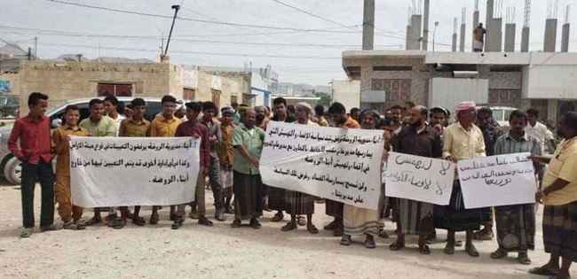 مواطنون يطالبون محافظ شبوة بإيقاف قرار تعين مسؤول أراضي في الروضة