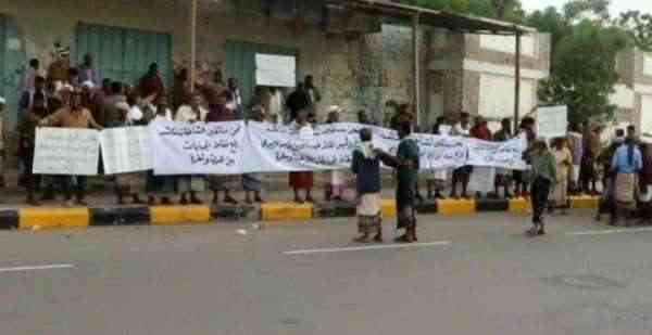 سائقو الشاحنات في أبين يرفضون التراجع عن احتجاجاتهم