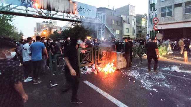 أول تعليق رسمي لليمن على الثورة العارمة في إيران وتكشف عن تورط الحوثي