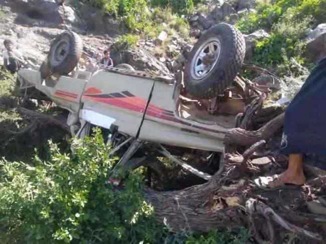 حادث مروري مؤلم تشهده الضالع من جبل شاهق.. ضحيته امرأة وحفيدها ونجلها