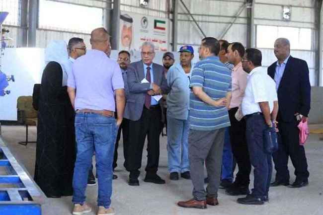 شاهد مدير مكتب رئاسة الجمهورية يوجه من داخل عدن بإعادة تشغيل هذا المصنع