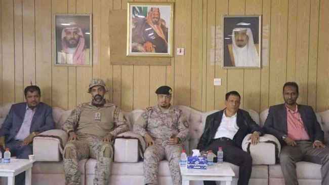 قائد عسكري في التحالف يصل المهرة .. ويؤكد: السعودية مستمرة في تقديم الدعم والمساندة