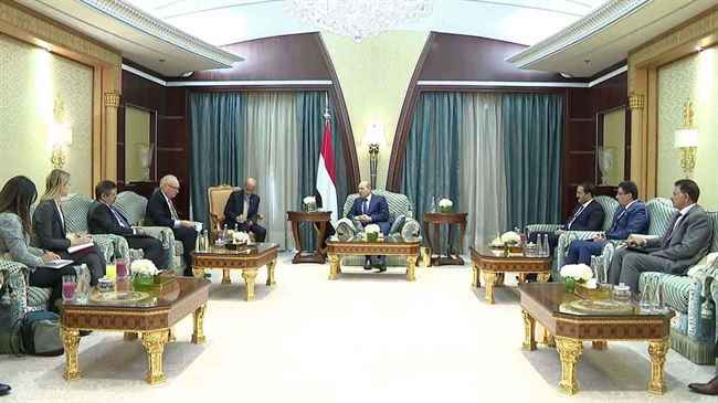 العليمي يناقش مع المبعوث الاميركي الضمانات لدفع الحوثيين للوفاء بإلتزماتهم
