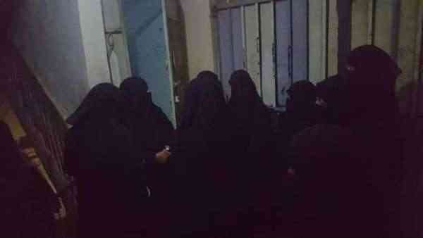 يرافقها مسحلين .. قيادية حوثية تقتحم مقر إتحاد نساء اليمن في إب