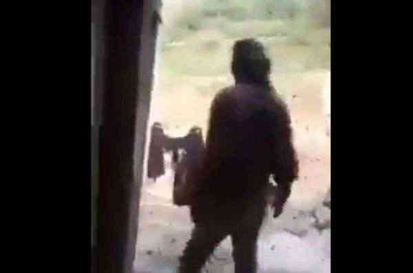 فيديو صادم : الحوثيون يعتقدون على نساء في صنعاء