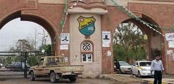 الحوثي يوزع صدقات على الاكاديميين بجامعة صنعاء .. وينهب مرتباتهم الشهرية