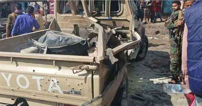 مقتل أم مع طفلتها .. حصيلة جديدة لضحايا تفجير طقم عسكري في تعز