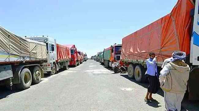 سائقو شاحنات النقل الثقيل يواصلون إحتجاجاتهم في أبين لإيقاف الجبايات