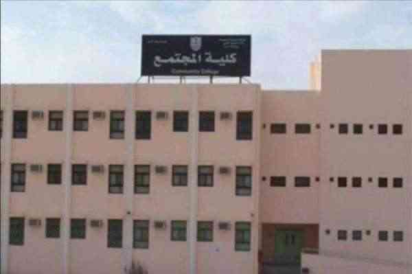 بالفيديو .. الحوثيون يهنون أسر أكاديميين بجامعة صنعاء ويطردونهم للشارع
