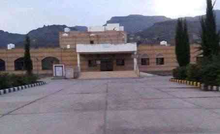 قيادي حوثي يعتدي على مدير مستشفى وزوجته في إب