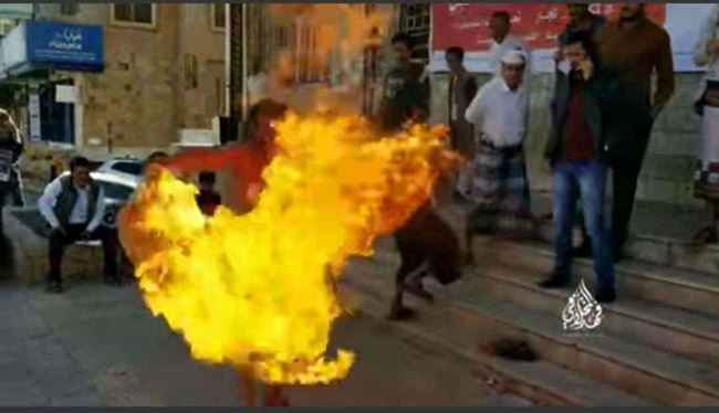 فيديو مؤلم .. مواطن يصرخ "مُتنا جوع" ويحرق ملابسه