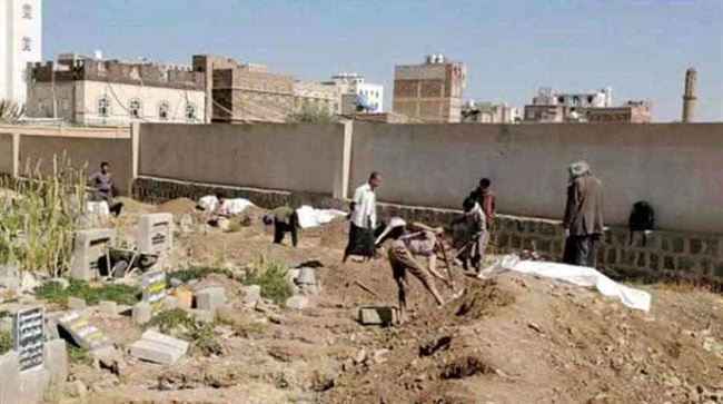 الحوثي سارع للتخلص منها .. «جثث مجهولة» تثير الشكوك حول إعدامات حوثية للمعتقلين