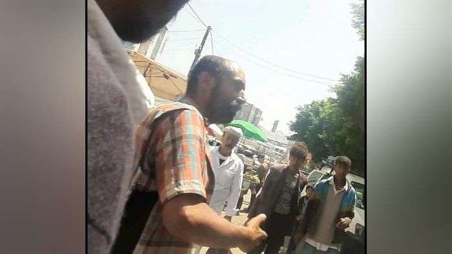 عناصر حوثية تعتدي بوحشية على مريض نفسي بعد توجيه انتقاد وتساءل لهم