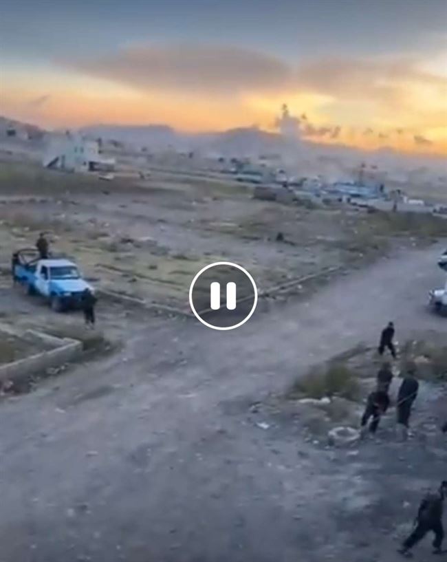 فيديو مداهمة منزل شاعر الحوثيين الأول في صنعاء.. بأطقم ومسلحين
